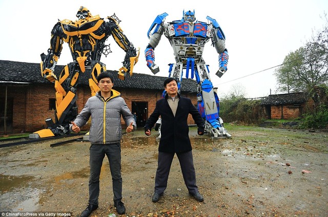 Hai cha con người Trung Quốc chế tạo Transformer theo kích thước lớn